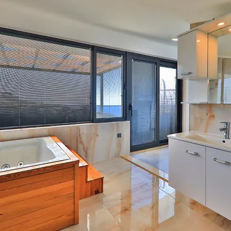 4 Bedroom With Private Pool Near