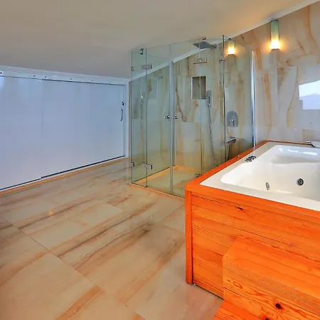 Vila 4 Bedroom With Private Pool Near