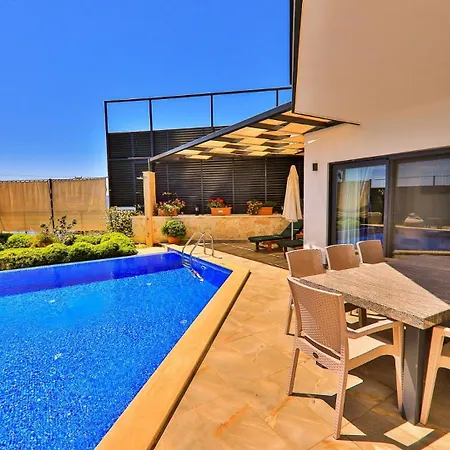 Vila 4 Bedroom With Private Pool Near