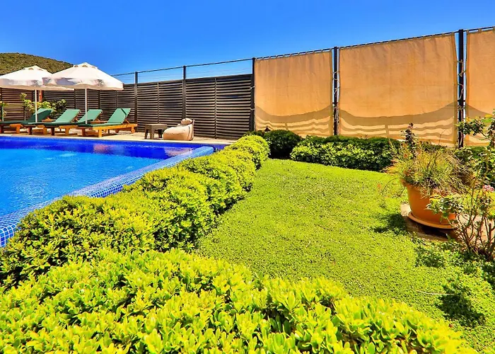 4 Bedroom With Private Pool Near