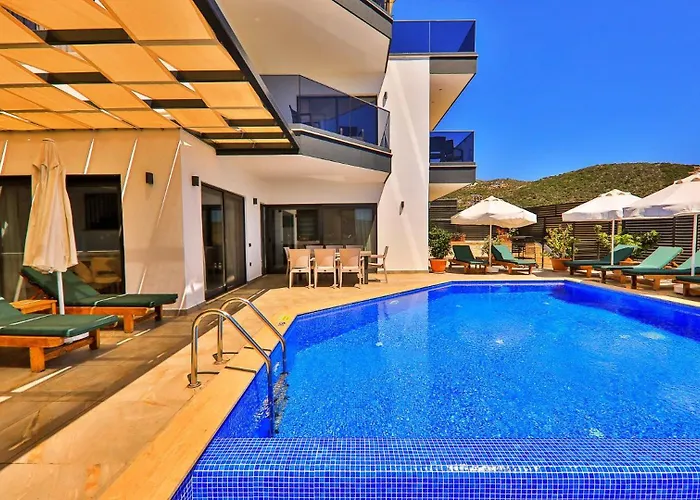 4 Bedroom With Private Pool Near فيلة *