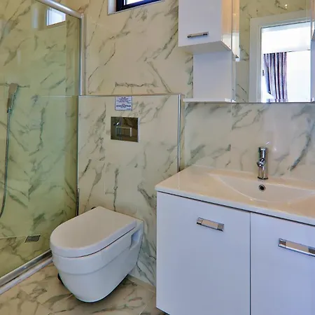 4 Bedroom With Private Pool Near וילה *
